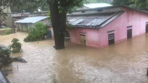 Uma komunidade sira ne&#039;ebe maka bee nalihun aas liu Janela iha sabraka laran, suku Bekora, Cristo Rei, Dili, Domingo (4/4)