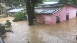 Uma komunidade sira ne&#039;ebe maka bee nalihun aas liu Janela iha sabraka laran, suku Bekora, Cristo Rei, Dili, Domingo (4/4)