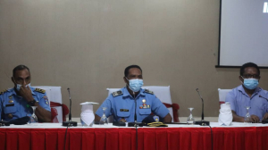 Komandante jerál PNTL, Komisáriu Faustino da Costa prezidete hela workshop ida ho komandan munisípiu 12 ho RAEOA hodi diskute konaba planu asaun anual Polisiamentu Komunitáriu nian ne&#039;ebé realiza iha Otel Towwer Fatuhada, segunda (22/02)