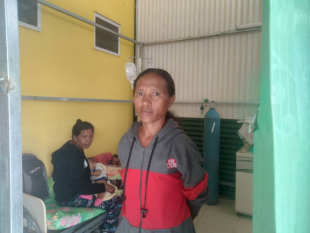Pasiente ne’ebé ho nia família toba hela iha varanda sala emerjénsia HoREX Baukau, sesta (04/02). 