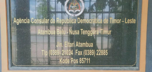 plaka ne&#039;ebe taka iha uma konsuladu TL iha Atambua nia oin, Kinta (15/10)