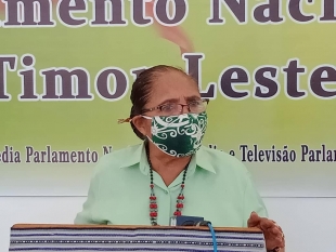 Deputada husi partidu KHUNTO, Olinda Guterres ko&#039;alia ba jornalista sira iha Parlamentu Nasional (30/4)