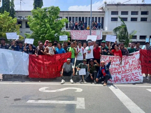 Manifestante sira ne&#039;ebe halo hela demostrasaun iha Parlamentu Nasional oin.