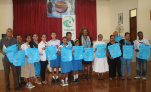SEA ho USAID entrega hela pasta Biodegradável ba estudante sira iha Eskola Canossa Matak.