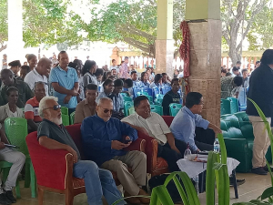 Tuur iha oin, Husi liman los, Padre Martinho Gusmao, padre Julio Crispin, Eis-Prezidente da Republika, Dr. Jose Ramos Horta, Eis Prezidente da Republika, Kay Rala Xanana Gusmao iha Seminariu ne&#039;ebe organiza husi ACBN iha manatuto, Tersa (29/9)