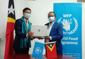 Diretór WFP iha TL, Dageng Liu, entrega hela laptop ba MAPKomS, Francisco Martins Jerónimo, iha Gabinete MAPKomS,Palásiu Governu, tersa (21/09).