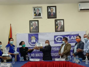 MEJD, Armindo Maia simu hela matéria igene husi Plan Internasionál iha Salaun MEJD, vila verde, Tersa (22/ 06).