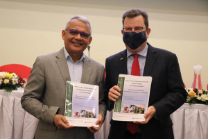 Ministériu Finanasas (MF), Rui Agusto Gomes hamutuk ho Embaixadór Austrália iha Timor-Leste, Bill Costello lansa relatóriu peskiza populasaun joven Timor-Leste.