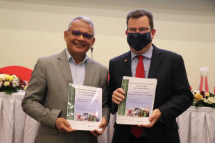 Ministériu Finanasas (MF), Rui Agusto Gomes hamutuk ho Embaixadór Austrália iha Timor-Leste, Bill Costello lansa relatóriu peskiza populasaun joven Timor-Leste.