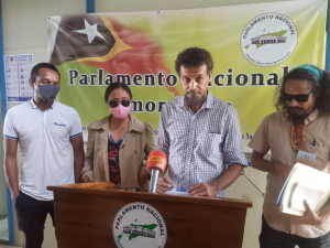 Koordenadór Nasionál Rede Ba Rai, Pedro Viera akompaña Reprezentante Grupu Juventude Arte Moris ho reprezentante Komunidade Afetadu Konstrusaun Sidade Universitáriu Aileu, ko’alia hela ho mídia sira iha Parlamentu Nasionál (PN), kuarta (12/1). 