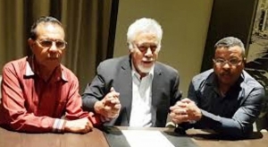 Prezidente CNRT ne&#039;ebe mos hanesan Prezidente AMP, Kay Rala Xanana Gusmao (Klaran), Prezidente PLP no Porta Voz AMP, Taur Matan Ruak (karuk) no Konselleiru Maximu KHUNTO no Konselleiru AMP, Jose Naimori Bukar (lo&#039;os) ka&#039;er liman iha Singapora iha 2017.