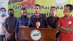 Reprezentante Funsionáriu Rekrutadu na&#039;in-93 iha Ministériu Edukasaun Juventude Desportu (MEJD), ko&#039;alia hela ba mídia sira iha Parlamentu Nasionál (PN), segunda (25/10).