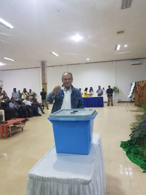 Eis Prezidente Dr. Jose Ramos Horta hatama nia votus ba kaixa de votasaun hodi hili jornalista sira nia reprezentante husi AJTL ba KI