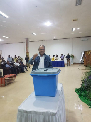 Eis Prezidente Dr. Jose Ramos Horta hatama nia votus ba kaixa de votasaun hodi hili jornalista sira nia reprezentante husi AJTL ba KI