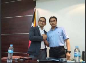 Prezidente Timor Gap seaante Francisco Monteiro kaer liman ho atual Prezidente Timor Gap António José Loyola de Sousa iha momentu balun ba kotuk.