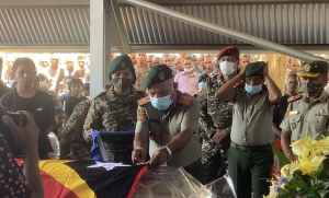 Xefe Estadu Maior Jenerál  F-FDTL, Tenente Jenerál Lere Anan Timur tula hela diviza promosaun iha kaisaun Saudozu veteranu Tenente-coronel Domingos da Costa dos Santos “Domin”, iha Metinaro, domingu (14/11).