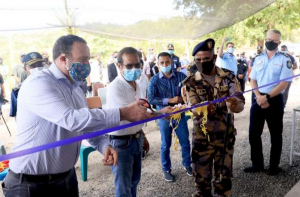 Primeiru Ministru (PM), Taur Matan Ruak hamutuk ho Embaixador Australia iha Timor-Leste, no Komadante Unidade Polisia  Fronteira (UPF) tesi hela simbolu inaugurasaun ba postu  We-Fauk Balibo, Munísipiu Bobonaro, sesta (07/05).
