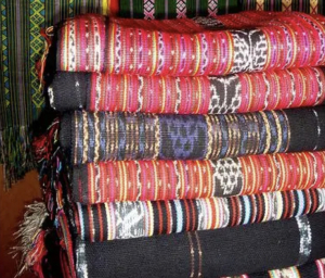 Tais Timor orijinal ne’ebé produz husi feto timoroan sira.