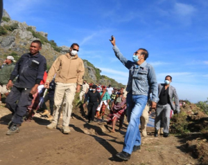 Primeiru Ministru (PM), Taur Matan Ruak, hiit liman ba nia povu sira iha área Uaibitai, Aldeia Laumana, Suku Letemumu, Postu Administrativu Kelikai, Munisípiu Baukau, domingu (23/08).