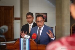 Prokurador Jeral da republika, Dr. Jose da Costa Ximenes ko&#039;alia ba midia hafoin hasoru malu ho Prezidente da republika iha Palasiu Prezidensial, Dili (9/3)