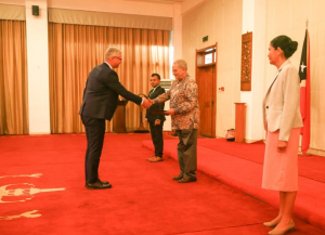 Embaixadór (UE) mai Timor-Leste, Mar Fiedrich entrega hela karta kredensiál ba PR, José Ramos Horta iha palásiu prezidensiál, Bairo-Pite, sesta (16/09).