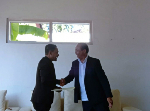 Ministru Asuntu Parlamentár no Komunikasaun Sosiál (MAPKOMS) Francisco Jerónimo kaer liman ho Prezidente Interinu Tatoli.IP Manuel Pinto