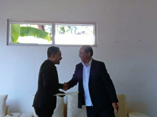 Ministru Asuntu Parlamentár no Komunikasaun Sosiál (MAPKOMS) Francisco Jerónimo kaer liman ho Prezidente Interinu Tatoli.IP Manuel Pinto
