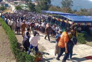 Komunidade Antusiazmu hodi simu Primeiru Ministru, Taur Matan Ruak, bainhira ba halo kampaña iha Munisípiu Ermera.