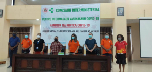 Ekipa Servisu Komisaun Interministerial Sentru Informasaun Vasinasaun Covid-19 foto hamutuk hafoin fo sai relatoriu iha salaun edifisiu MSSI kaikoli, sabadu (28/5). 