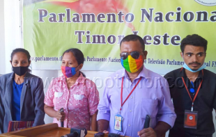 Diretór Ezekutivu AHDMTL, Gaspar Afonso ho ekipa ko&#039;alia hela ho jornalista sira iha Parlamentu Nasionál (PN) iha tempu balun liubá kotuk.