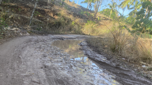 Kondisaun estrada ne’ebé difikulta komunidade sira atu asesu ho transporte ba mai.