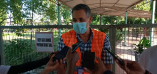 Pedro Carrascalao ko’alia ba jornalista sira iha aeroporto Komoro, Domingo (18/4)