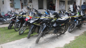 Motor sira ne&#039;ebe nauk husi grupu Nakroma para hela iha estasaun PNTL Kaikoli, Tersa (2/3)