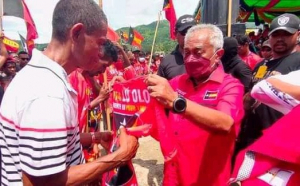 Sekretáriu Jerál Partido FRETILIN, Marí Alkatiri, fó0 hatais hela faru FRETILIN ba militate CNRT ne’ebé afilia ba FRETILIN, iha Bekora, segunda (14/03).