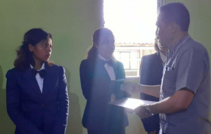 Diretór Jerál SEFOPE, Paulo Alves fahe hela sertifikadu ba formadu sira iha fatin seremonia CDC Triloka Baukau, sesta (14/01).