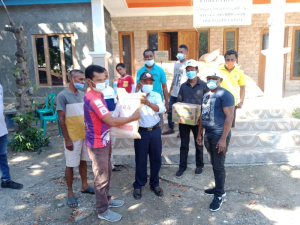 Koordenadór organizasaun PSHT husi Sub-Metinaru, Alfredo Soares Fernandes (loos), simbolikamente entrega hela fos ba Konselleiru grupu &quot;Halibur Lakló Anan&quot;, Adelino Pereira iha Postu Umanitáriu Taibessi, kinta (13/05).