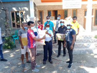 Koordenadór organizasaun PSHT husi Sub-Metinaru, Alfredo Soares Fernandes (loos), simbolikamente entrega hela fos ba Konselleiru grupu &quot;Halibur Lakló Anan&quot;, Adelino Pereira iha Postu Umanitáriu Taibessi, kinta (13/05).