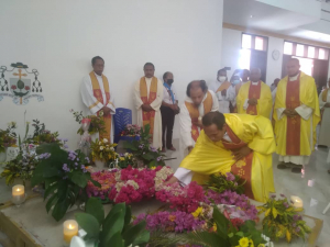 Padre Administradór provisóriu ba Apostóliku Dioseze Baukau, Alípio Pinto Gusmão tau hela ai-funan ba Dom Basílio nia rate, sabadu (13/11).