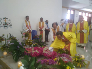 Padre Administradór provisóriu ba Apostóliku Dioseze Baukau, Alípio Pinto Gusmão tau hela ai-funan ba Dom Basílio nia rate, sabadu (13/11).