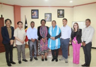 Sekretáriu Estadu Formasaun Profisionál no Empregu (SEFOPE), Rogério Araújo Mendonça, hasai foto hamutuk ho Koordenadora Rezidente Nasoins Unidas nian iha Timor-Leste, Funmi Balogun.