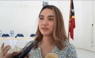 Artista Indonésia, Karen Klaudia, ko&#039;alia hela ba mídia iha salaun apuramentu Baukau, kinta (19/05).