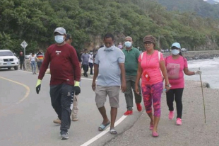 Ministru Asuntu Parlamentár no Komunikasaun Sosiál (MAPKomS), Francisco Martins da Costa Pereira Jerónimo, no Ministru Transporte no Komunikasaun (MTK), José Agustinho da Silva hamutuk ho kargu xefia hala&#039;o hela limpeza jerál iha área Kristu Rei, sesta (25/2).