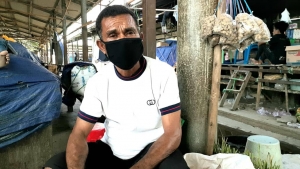 Negosiante ida, Joquim de Jesus , dada lia ho jornalista Tempo Timor iha merkadu Taibese, (11/4)