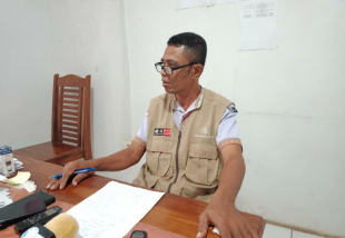 Diretór CNE Baukau, Jeráldo Dameo Belo ko&#039;alia hela ho média sira iha kna&#039;ar fatin vila nova Baukau, kinta (06/01).
