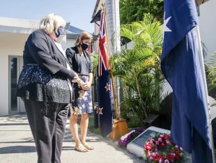 Embaixada Nova Zelándia horisehik (15/10) iha Dili, Austrália nia Adjunta Embaixadór Suzanne Wilson-Uilelea hamutuk ho Enkaregadu Adjunta Embaixadór Yvonne McKinnel tau ai-funan. 