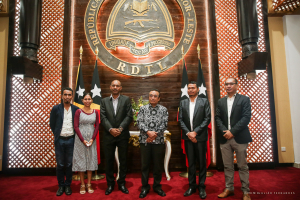 Sekretariu Estadu ba Juventude no Desportu, Abrão “Nokosiku” Saldanha no ninia komitiva foto hamutuk Prezidente Repúblika Dr. Francisco Guterres Lu Olo hafoin remata sorumutuk iha Palasiu prezidensial Bairopite Dili (10/11)