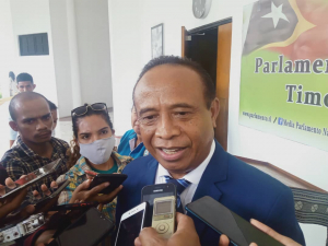 Ministru Asuntu Parlamentar no Komunikasaun Sosial (MAPKOMS) Francisco Jerónimo dehan ba jornalista iha PN, tersa (11/8).