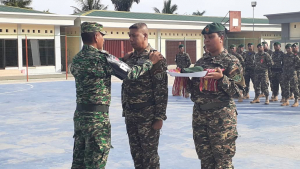 Komandante Unidade Polísia Militar Maijór Infantária Abel da Costa Xavier (Niki) hasai ona boña husi Segundu Sarjentu Infantária PM Manuel João Baptista (Manekas) nia ulun. Sesta (11/12).