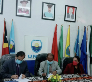 Reitór Universidade Nasionál Timor Lorosa&#039;e (UNTL), João Soares Martins ho Reprezentante Timor-Leste  World Health Organization (WHO), Arvind Mathur asina hela akordu iha sala Vídeo Konferénsia Kampus Sentrál, tersa (12/10).