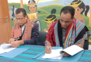 Diretór Mary Mackillop Today (MMT), Alipio Barbosa (karuk) ho Diretór Jerál Promosaun no Dezenvolvimentu Kooperativa (DGPDK), Francisco Xavier (los) asina hela nota entendimentu.